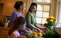 Chăm sóc người cao tuổi trong dịp Tết